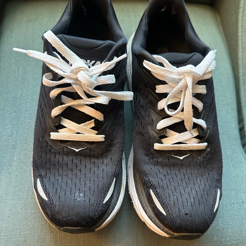 Black Low-Top Athletic Shoes with Leather Material and Minimalist Design